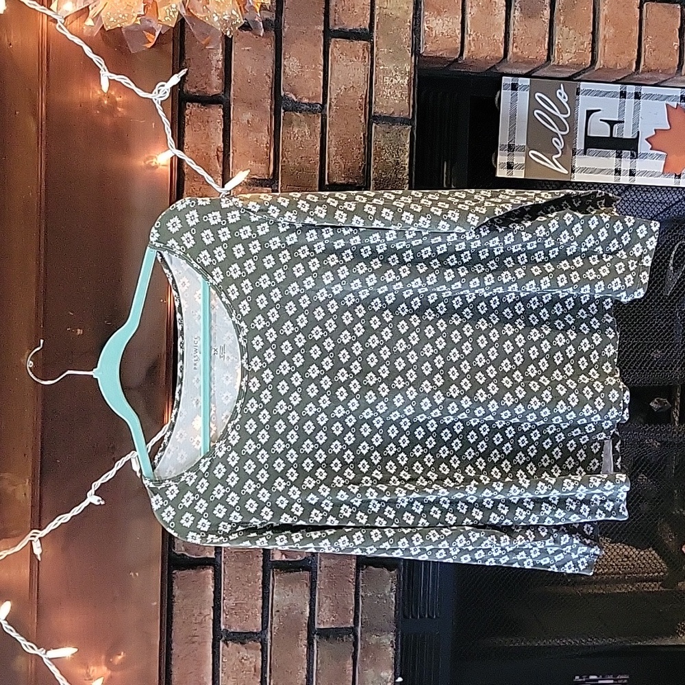 Preswick&Moore women's long sleeve t-shirt. Color green and white size 2X
